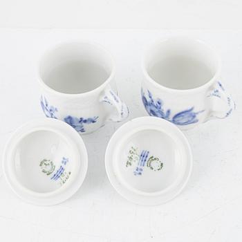 Crèmekoppar 12 st, samt fem fat, "Blå blomst", porslin, Royal Copenhagen, Danmark.