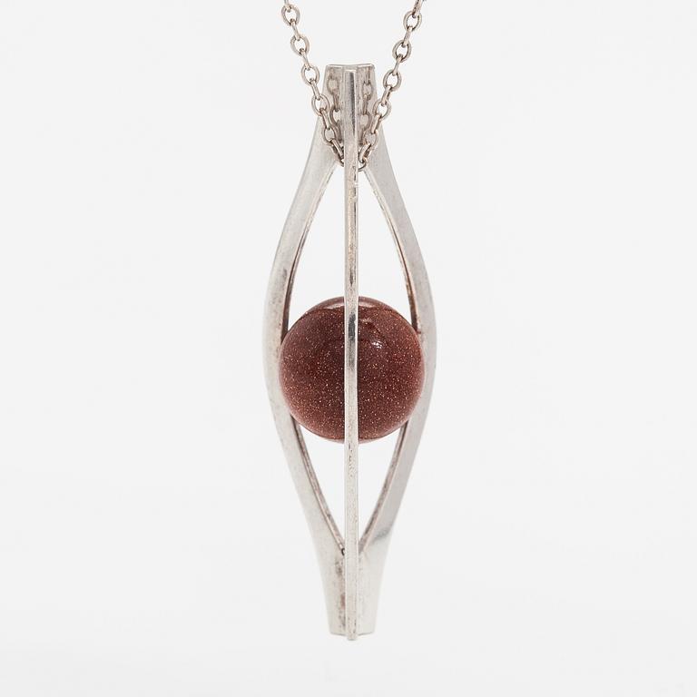 Elis Kauppi, A silver necklace with a goldstone pearl. Kupittaan kulta, Turku 1962.