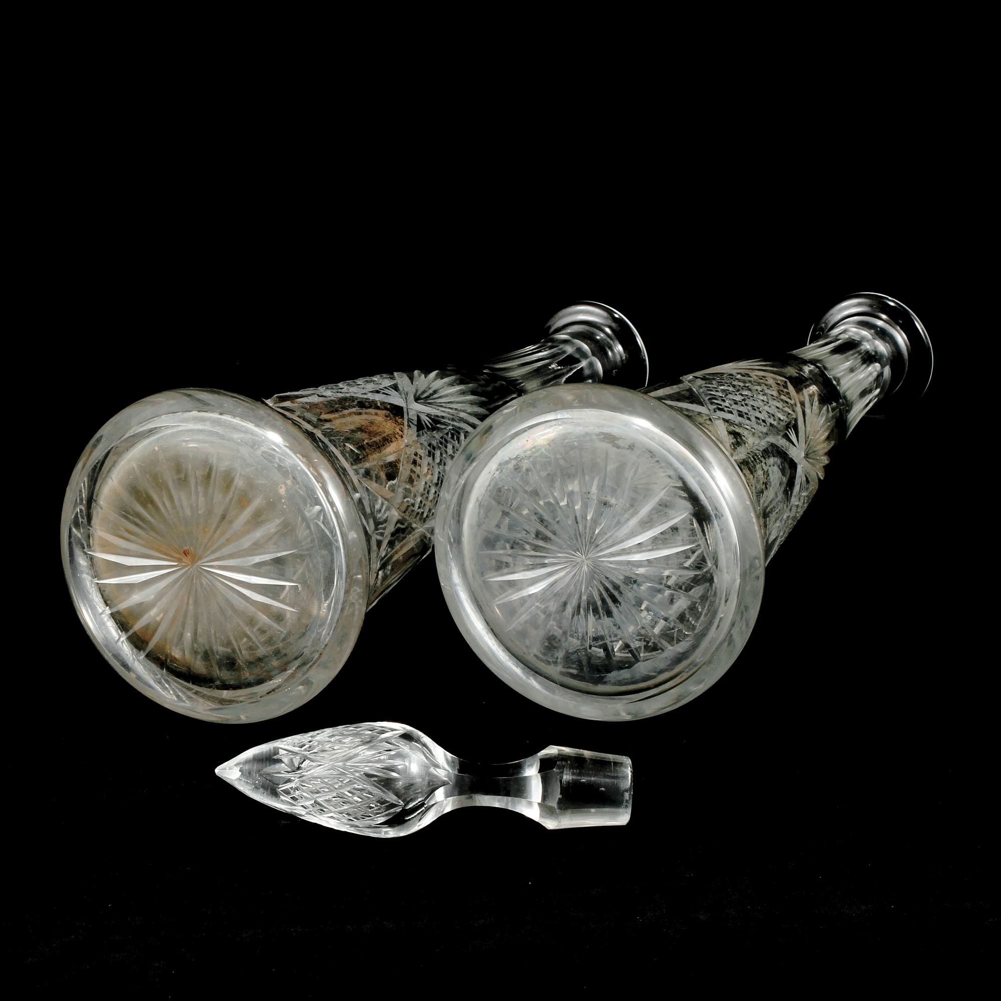 KARAFFER, 2 st, glas, 1900-talets första hälft.