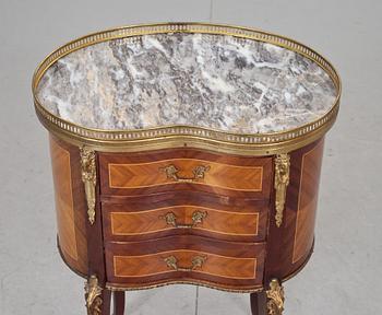 BYRÅ, gustaviansk stil, 1900-tal.