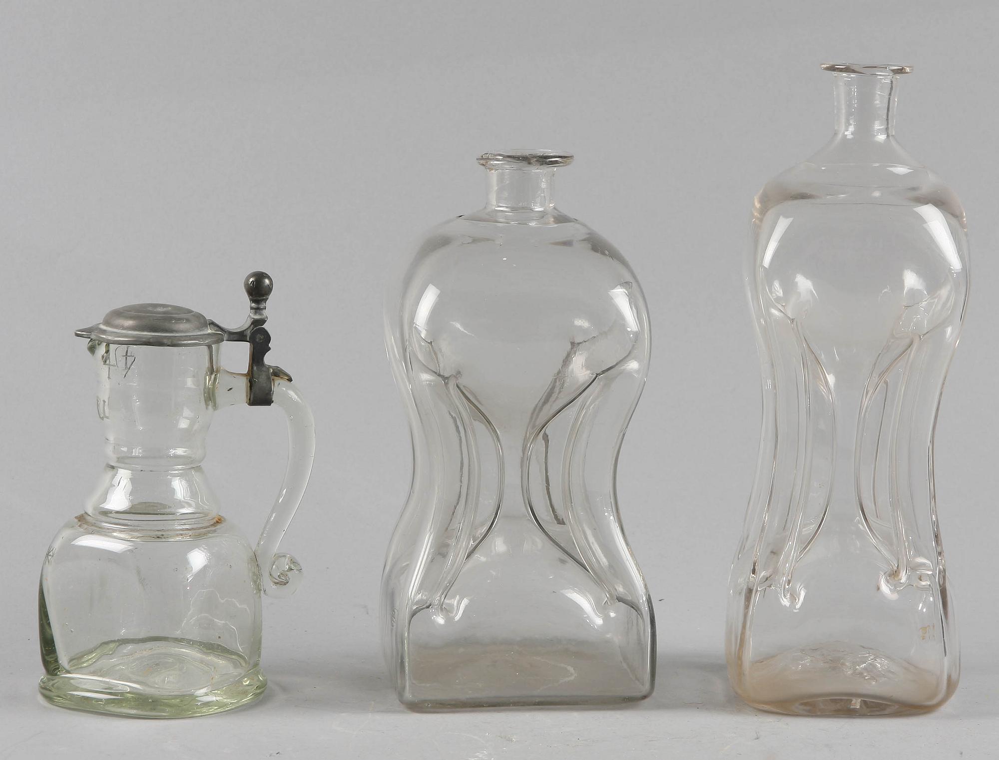 KLUCKAFLASKOR/KARAFF, 3 st, glas. 1800-tal.