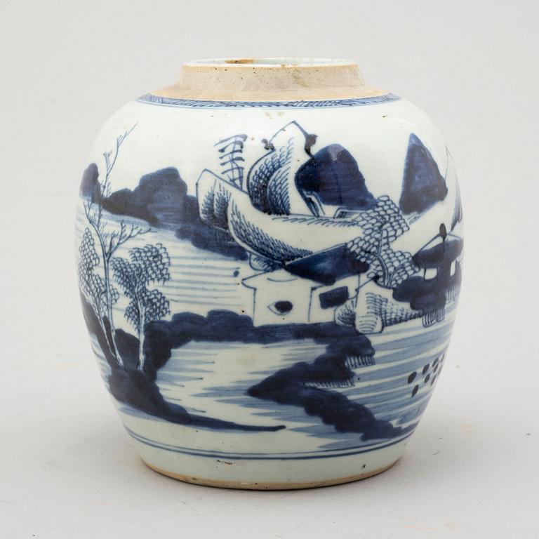 A blue and white jar and lamp, Qing dynasty, 19th century.