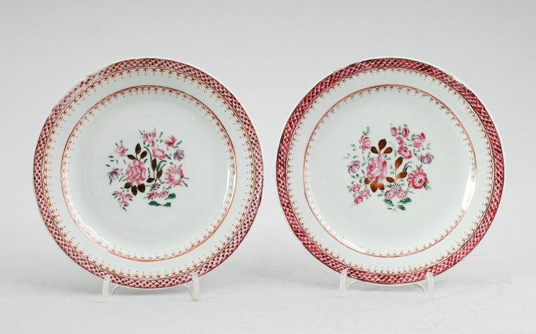 TALLRIKAR, 1 par, porslin, Kina, Qianlong 1736-1795.