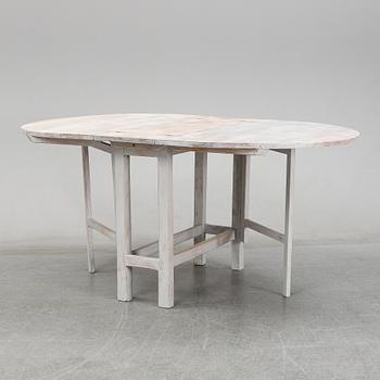 A painted pine gate-leg table, 19th Century.