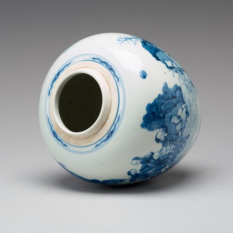 A blue and white jar, Qing dynasty, Kangxi (1662-1722).