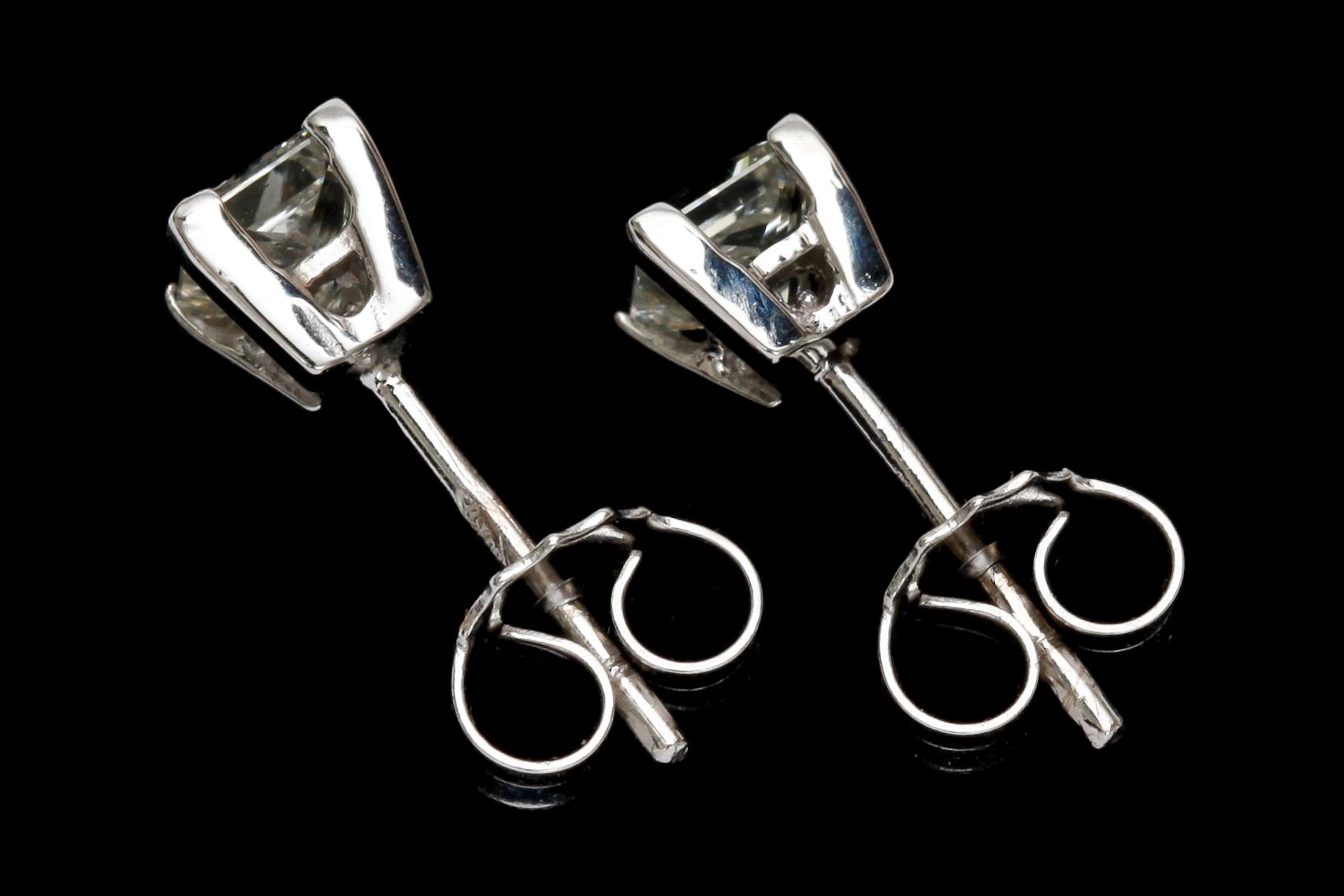 ÖRHÄNGEN, ett par. 18k vitguld med prinsesslipade diamanter, tot ca 1 ct. Vikt 1,8 g.