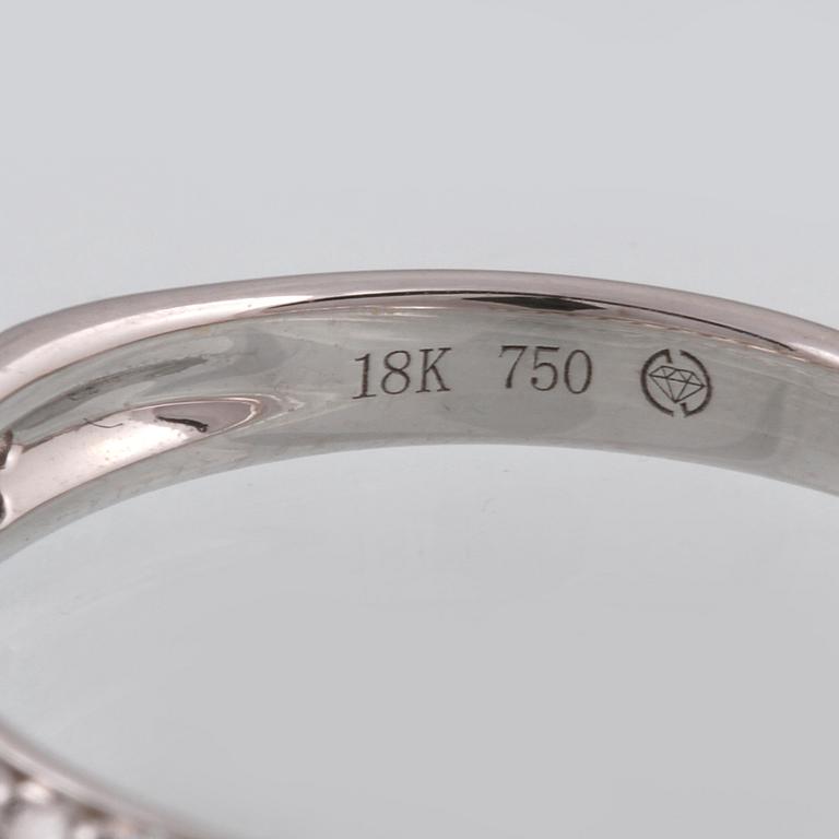 RING, 18K vitguld med briljantslipade diamanter 0.52 ct. Vikt 2,7 gram.