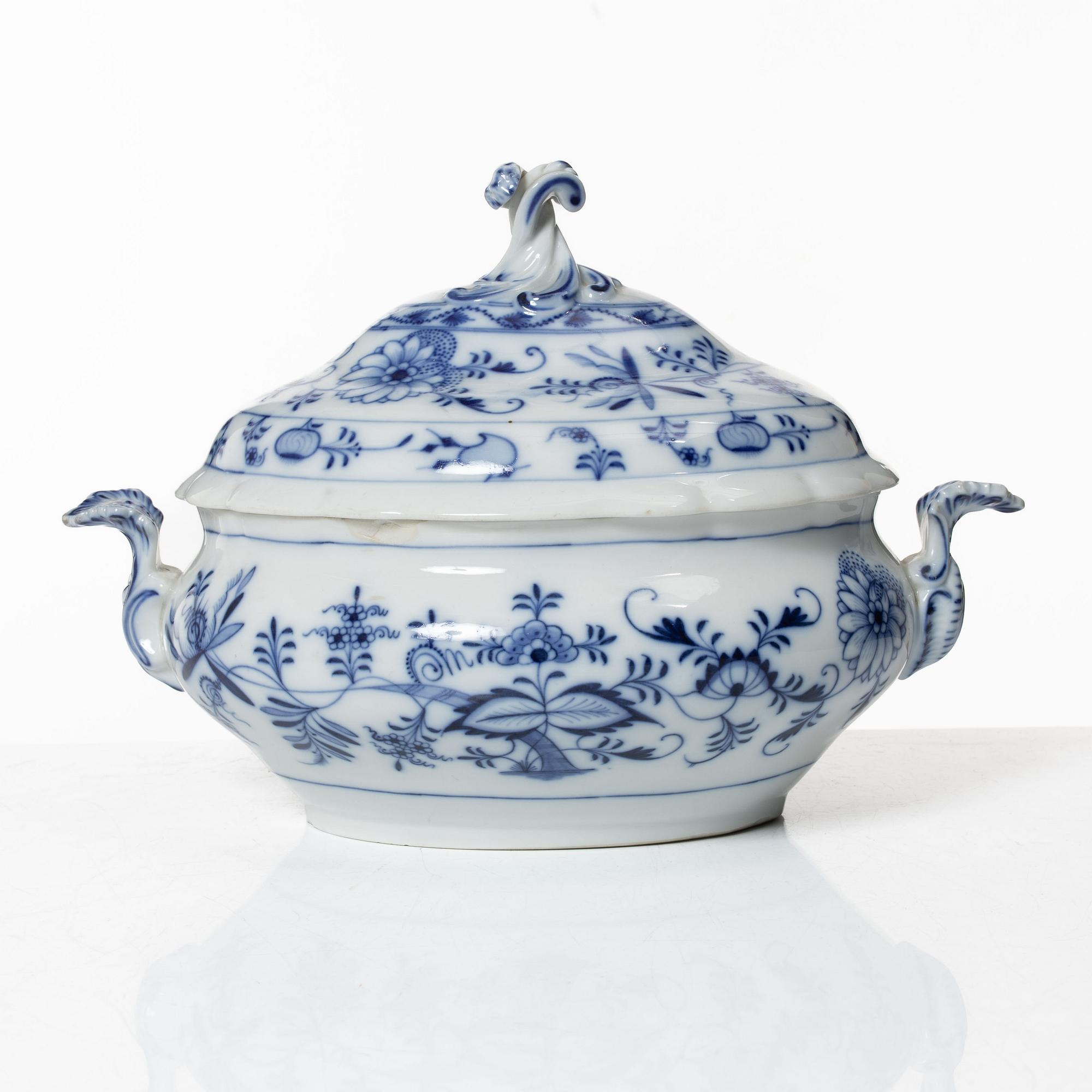 A 54-piece porcelain dinner service, 'Onion pattern/Zwiebelmuster', predominantly Meissenstadt, Tyskland.