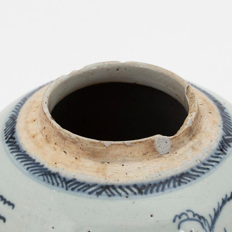 Two Chinese porcelain jars with cover, 19th/20th Century.