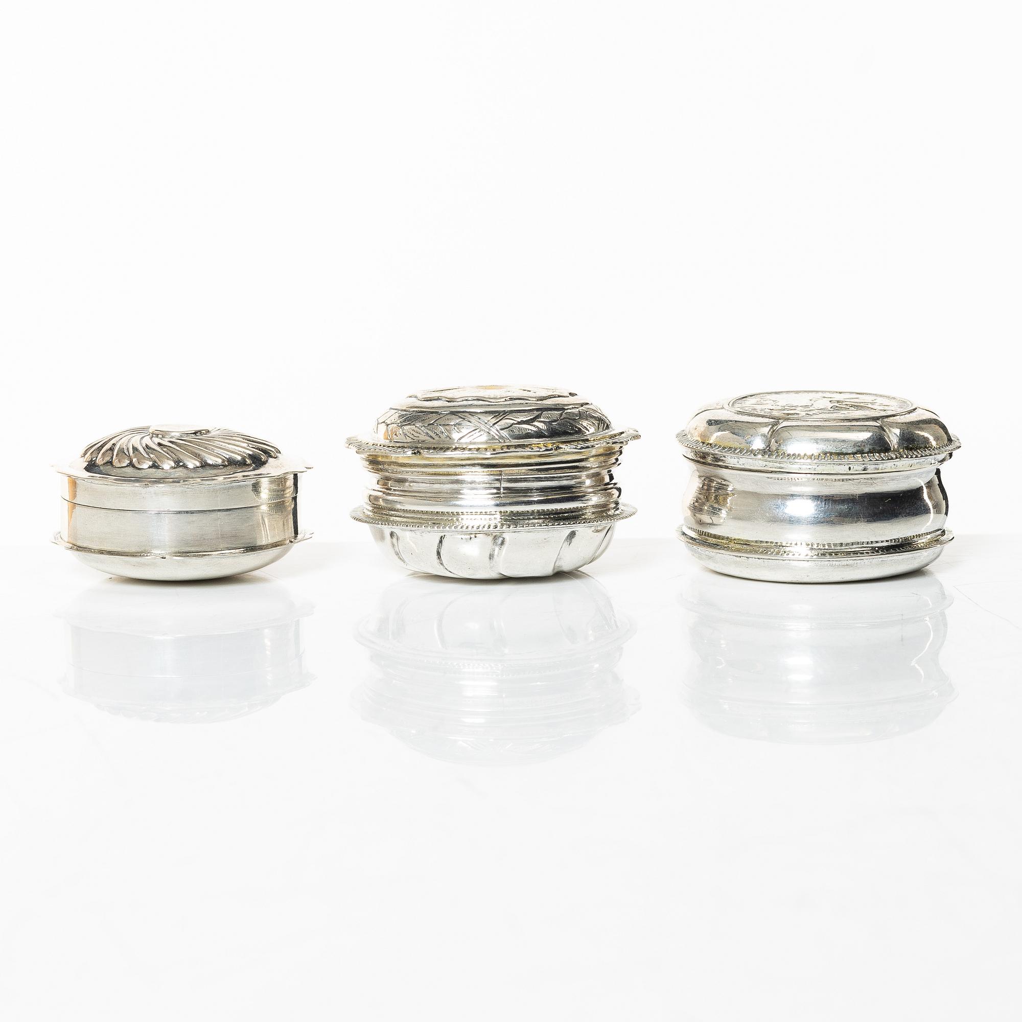 A set of three silver snuff boxes, 18th/19th century.