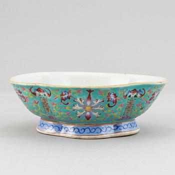 A group of 11 Chinese porcalin objects, late Qing dynasty.