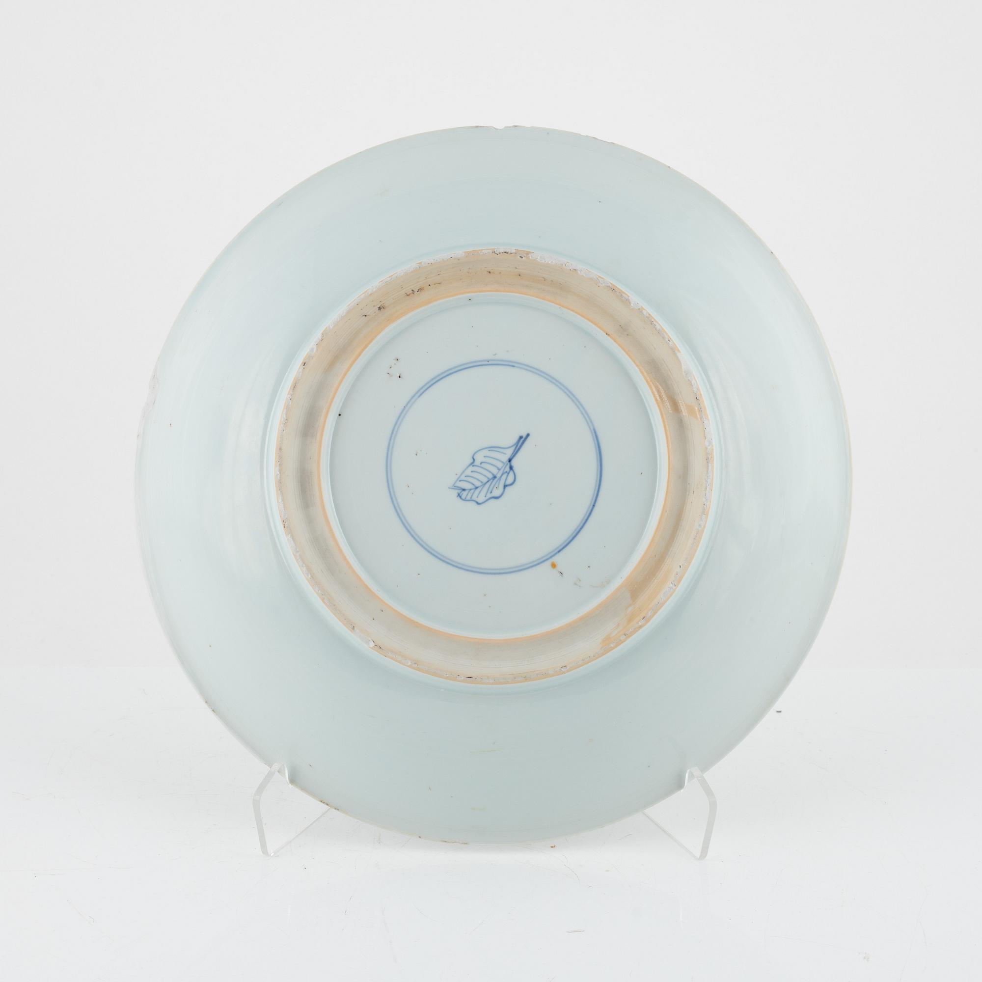 A large famille verte dish, Qing dynasty, Kangxi (1662-1722).