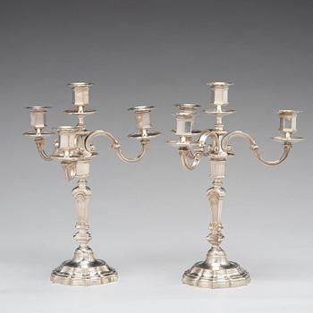 Mon Odiot, kandelabrar för fyra ljus, ett par, silver 950/1000, Paris 1900-tal. Senbarock-stil.