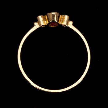 RING, guld 14K, granat, 2 st, 8/8-kantslipade diamanter. Vikt 1,2 g.