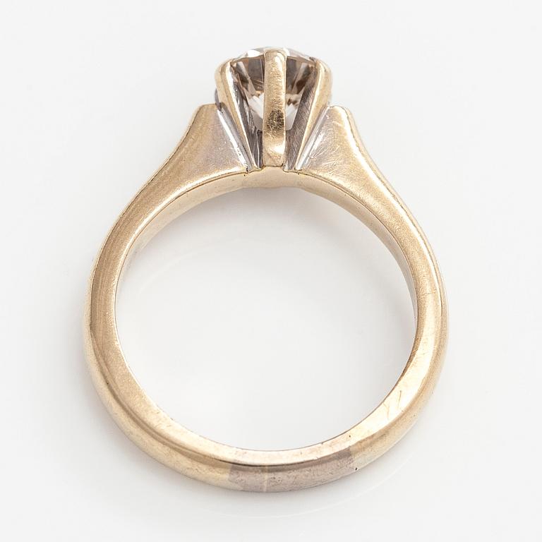 Ring, 18K guld med en briljantslipad diamant.
