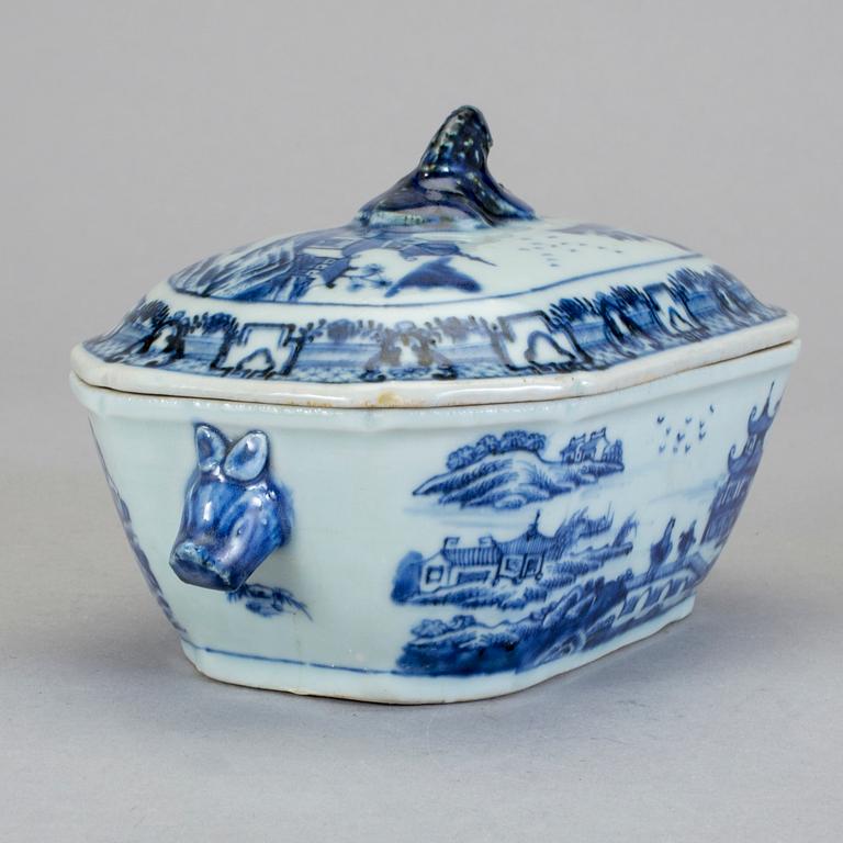 SMÖRTERRIN med LOCK, kompaniporslin. Qingdynastin, Qianlong (1736-95).