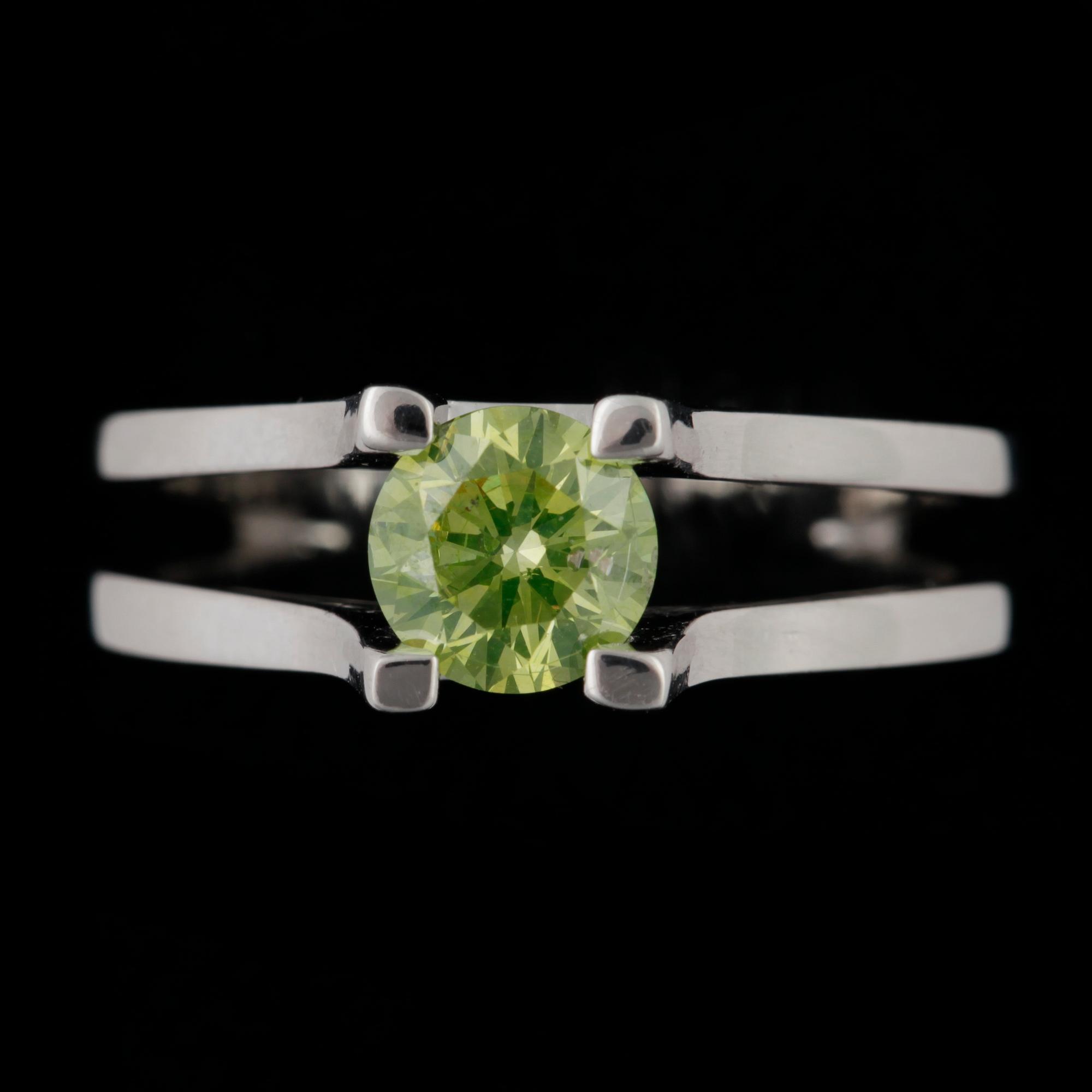 RING, 14k vitguld med grön diamant ca 0,70ct. Vikt 3,7g.