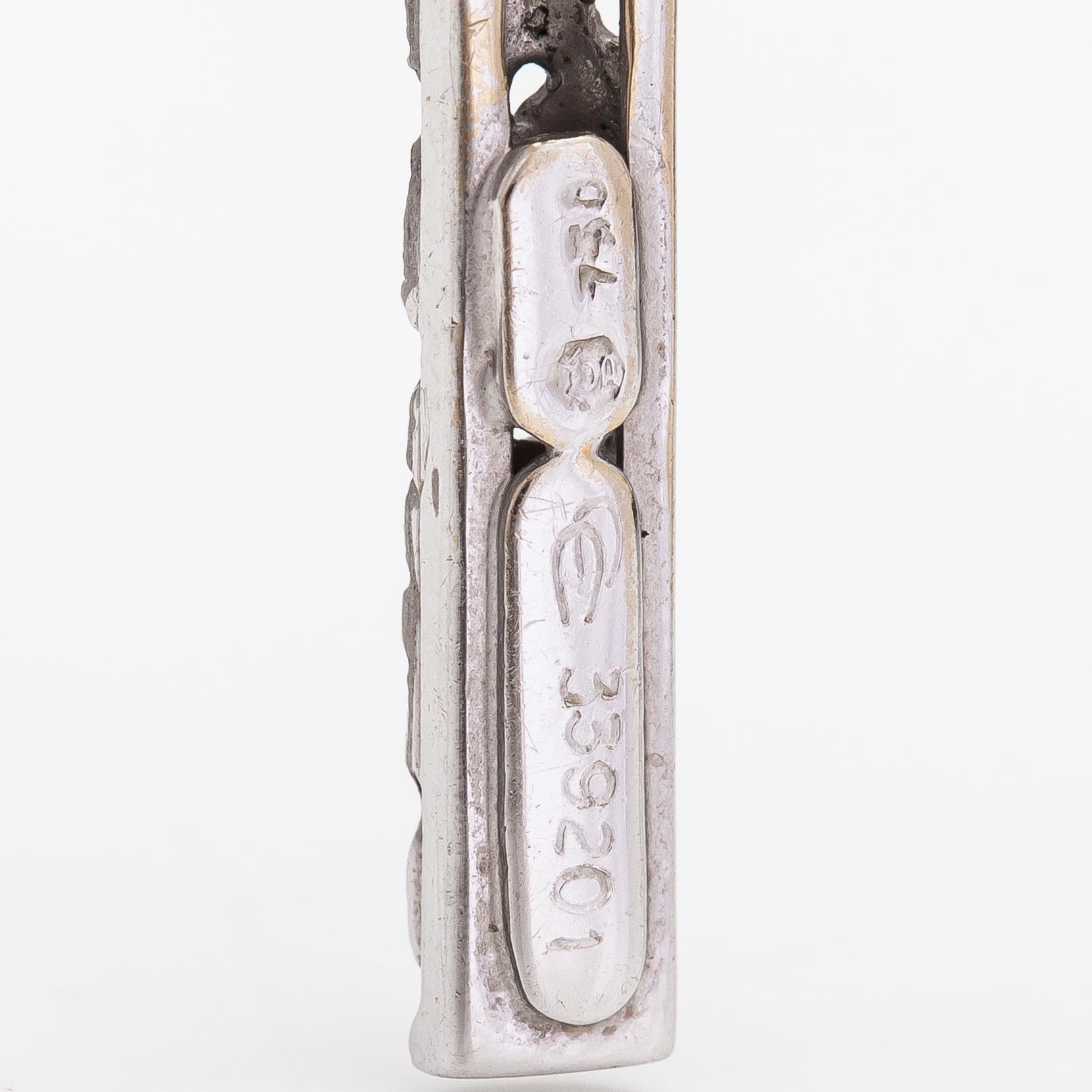 A Carrera y Carrera cross pendant in 18K whitegold.