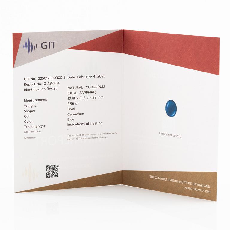 Ring in 18K gold with cabochon-cut sapphire and brilliant-cut diamonds.