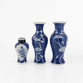 11 pieces of blue and white porcelain, China, late Qing dynasty.