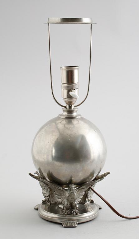 BORDSLAMPA, tenn, 1900-talets första hälft.