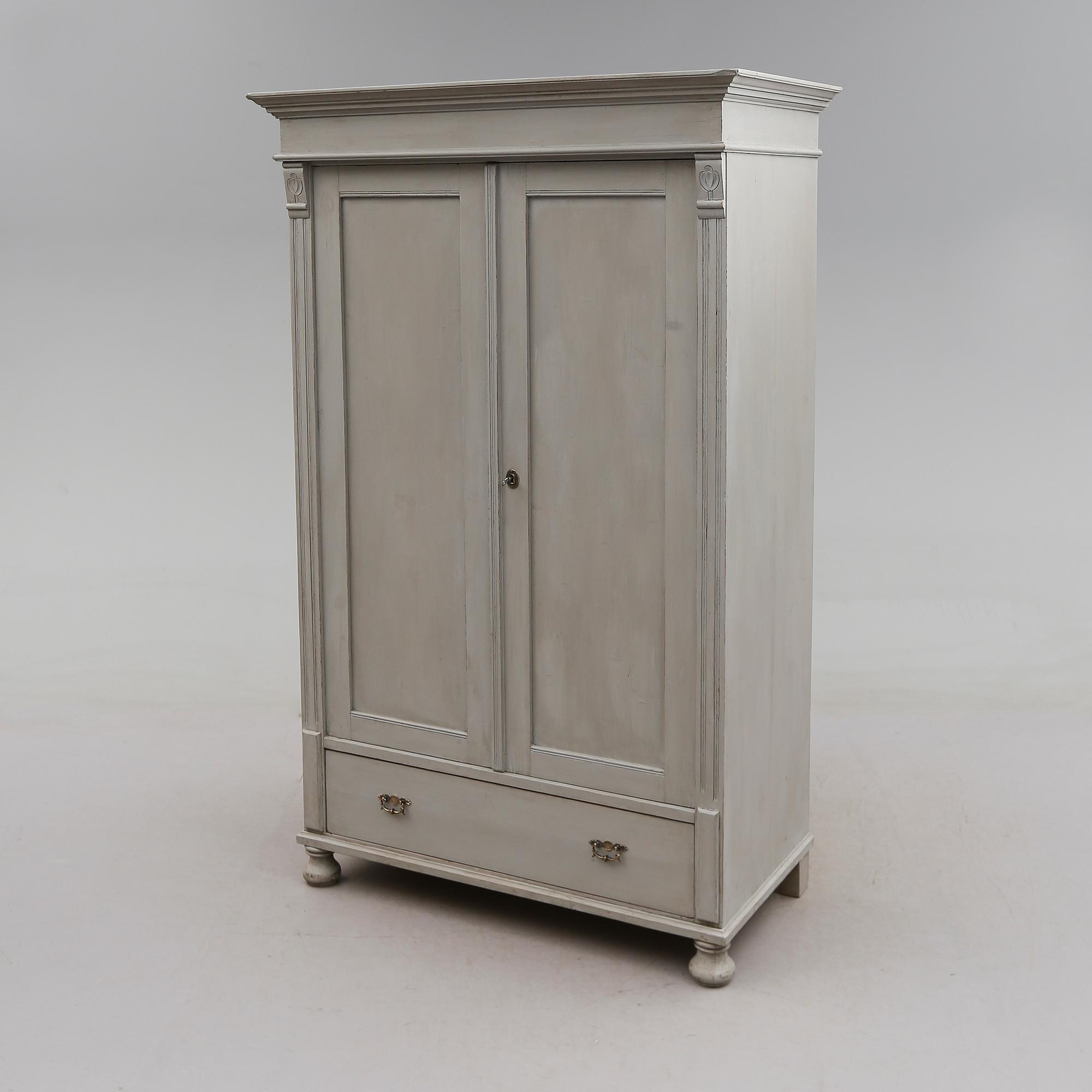 KLÄDSKÅP, omkring år 1900.