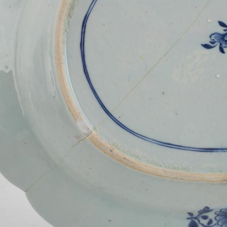 A group of 17 Chinese blue and white plates and a tureen dish, Qing dynasty, Qianlong (1736-95) and Jiaqing (1795-1820).