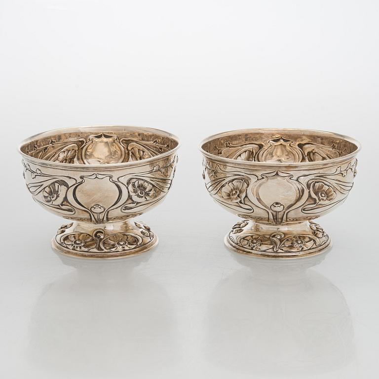 A pair of sterling silver bowls, M&W Sheffield, 1902.