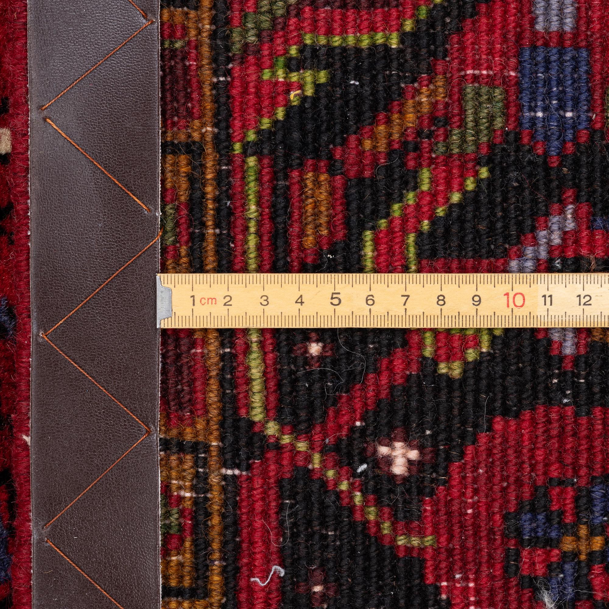A carpet, Heriz/Gorovan, ca 287 x 205 cm.
