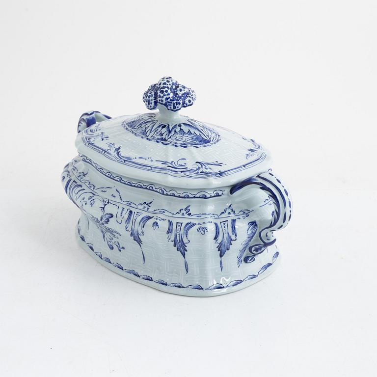 Tureen, porcelain, after an original from 1758, Rörstrand, 1976.