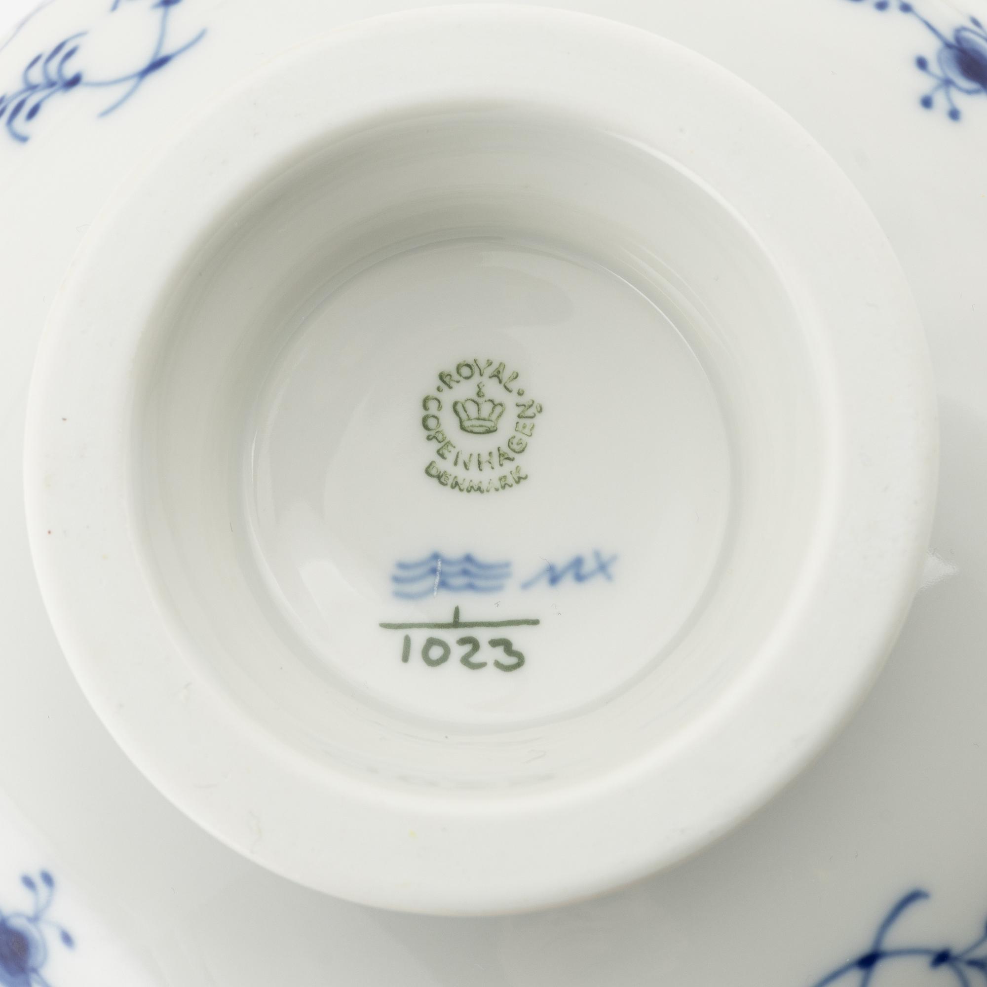 Royal Copenhagen, 4 porcelain 'Musselmalet' serving plates, modelnr 1023, Denmark.