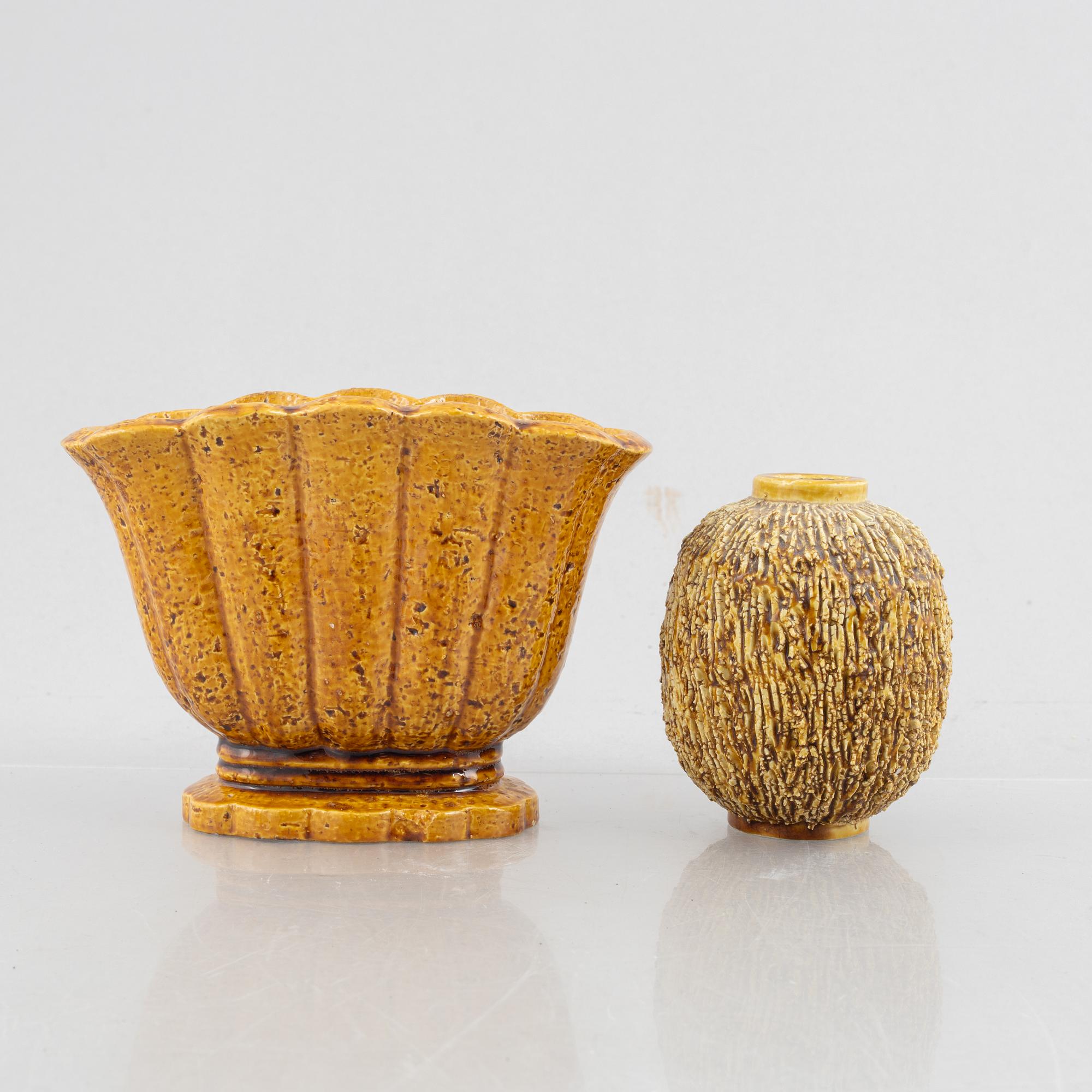 Gunnar Nylund, vaser, 2 st, "chamotte" tulpanvas, samt "Igelkottsvas", Rörstrand, 1900-talets mitt.