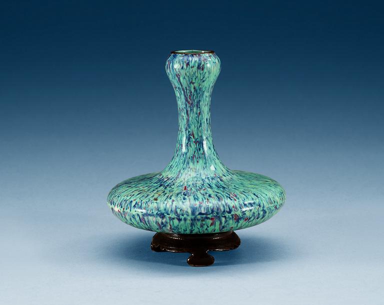 A rare porcelain vase on stand, Qing dynasty.