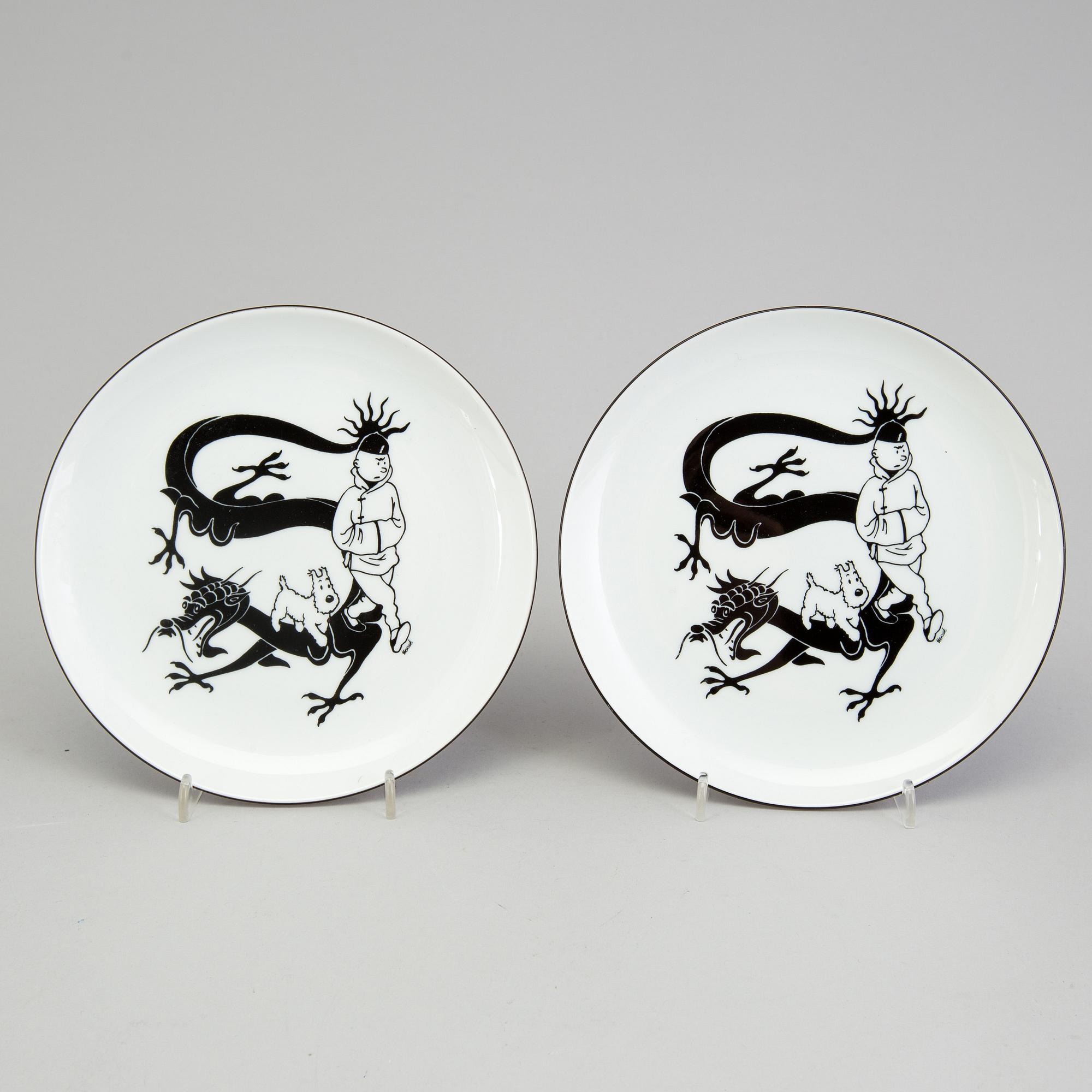 A set of 6 dinnerplates and two small plates and a serving tray depicting Tintin, Axis, France.