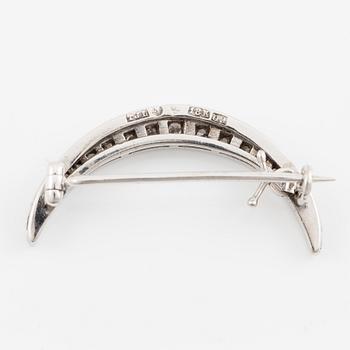 Brosch 18K vitguld med runda briljantslipade diamanter.