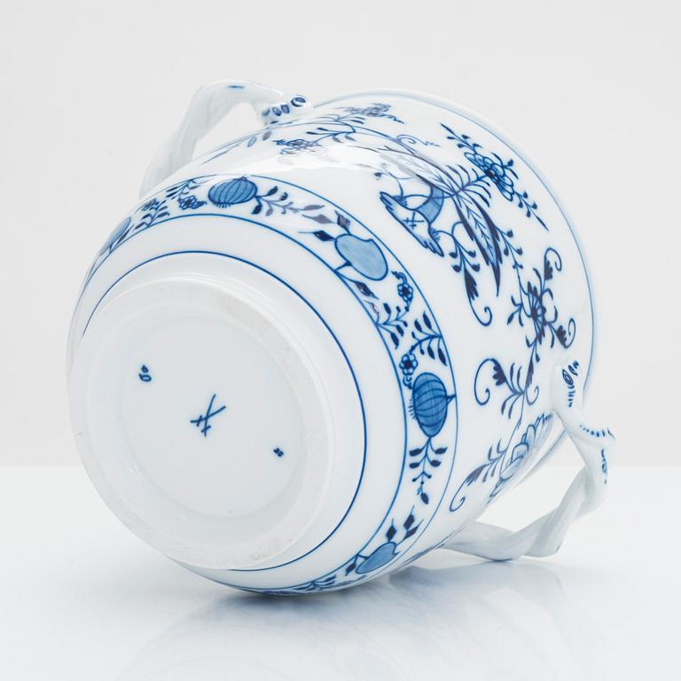 Vinkylare/ytterfoder, porslin, "Zwiebelmuster/Lökmönstret", Meissen, Tyskland, 1900-talets slut.