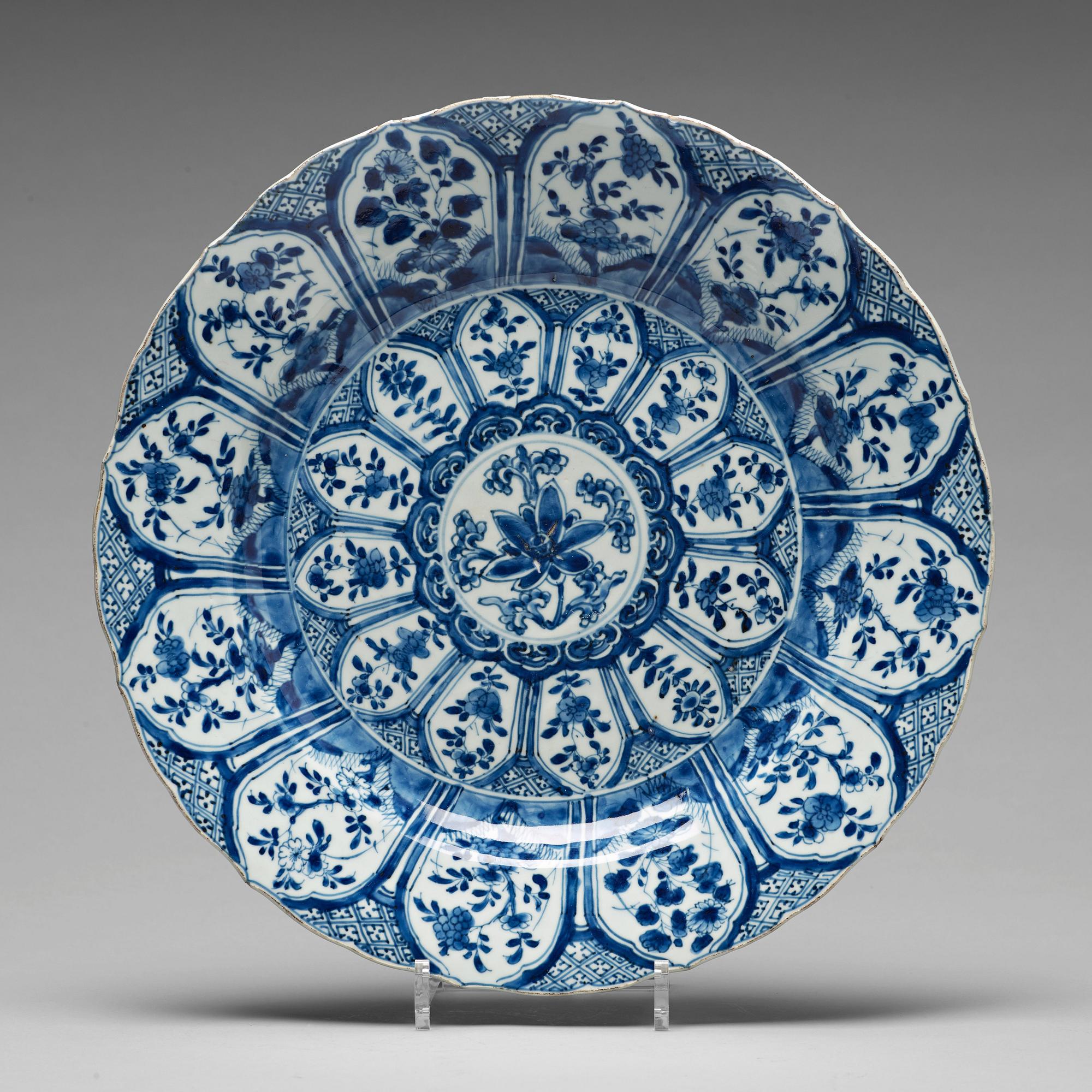A blue and white serving dish, Qing dynasty, Kangxi (1662-1722).