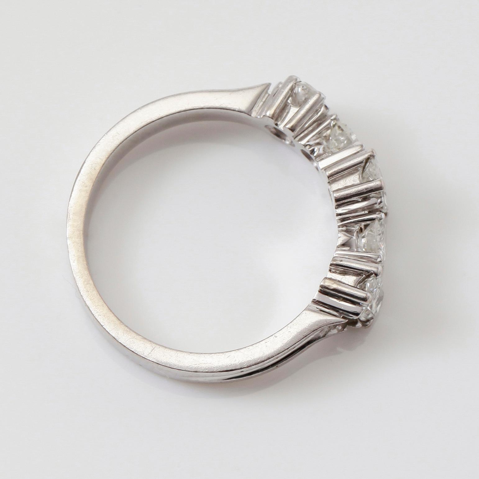 RING, 18K vitguld och olikslipade diamanter tot ca 1.10 ct.