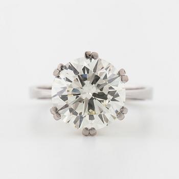 A brilliant cut diamond ring, ca 5.55 cts.