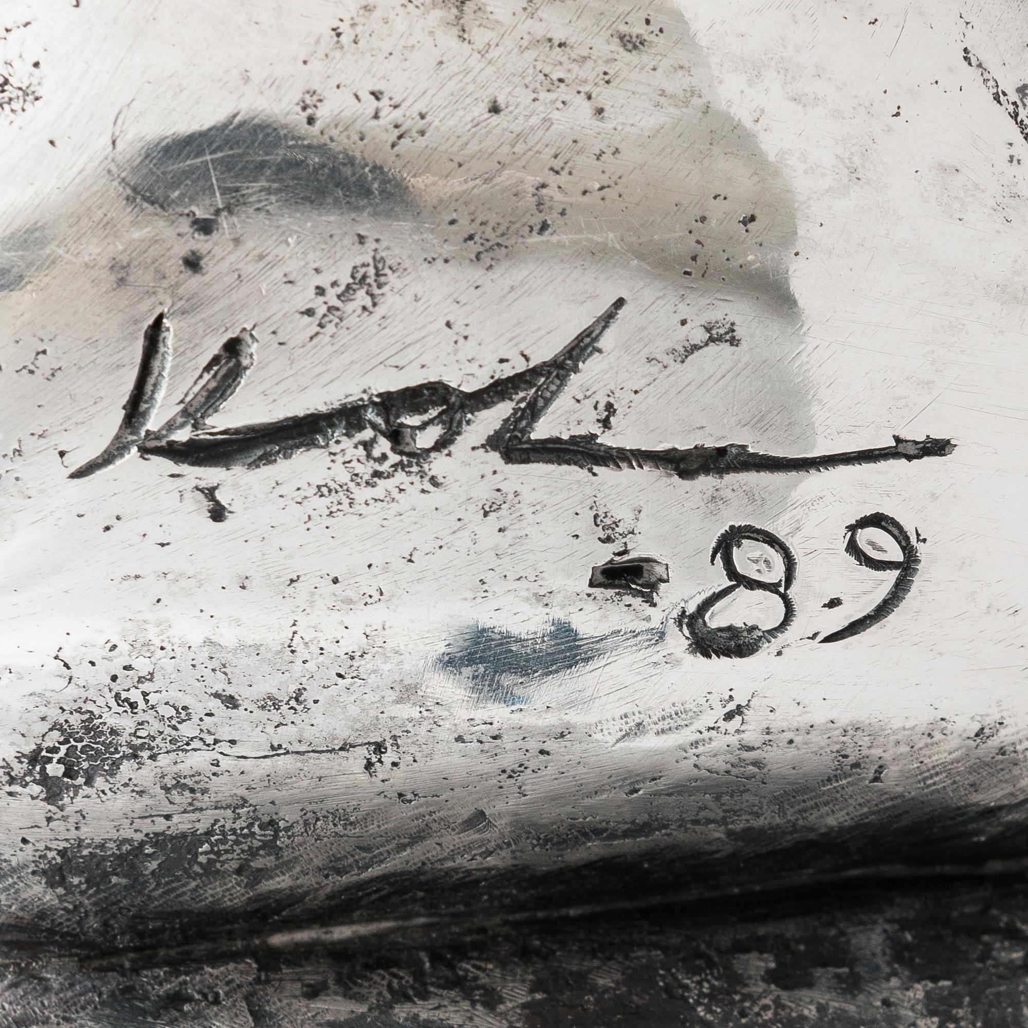 Pertti Kolehmainen, hopeaveistos, signeerattu 1989, numeroitu 4/6.