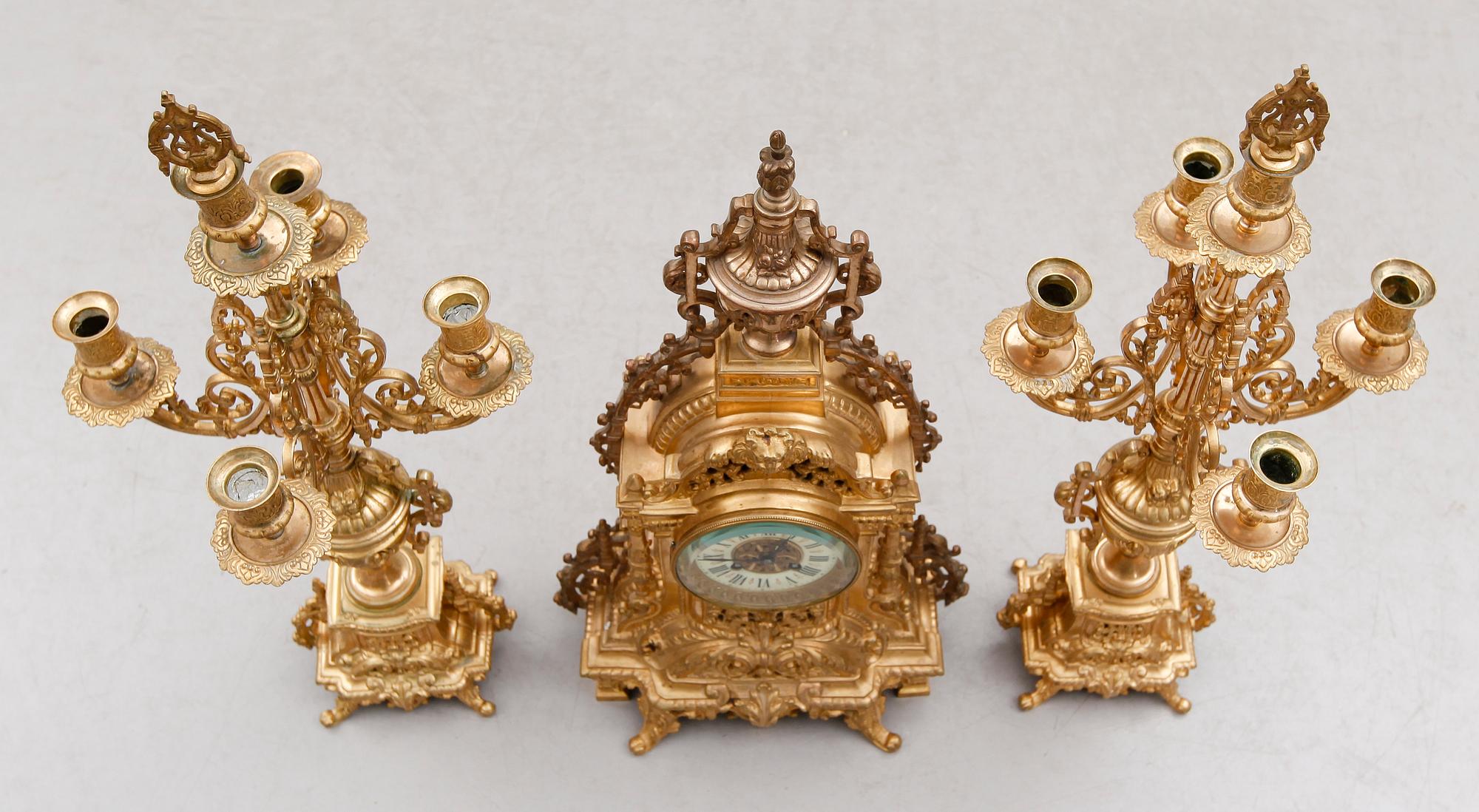 KLOCKGARNITYR, 3 delar, förgylld mässing, omkring år 1900.
