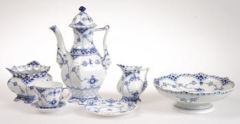 SERVISDELAR, 21 st, porslin,  "Blå blomst" samt "Musselmalet", Kongl dansk.