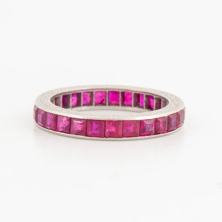 RING, hellallians med carréslipade rubiner.