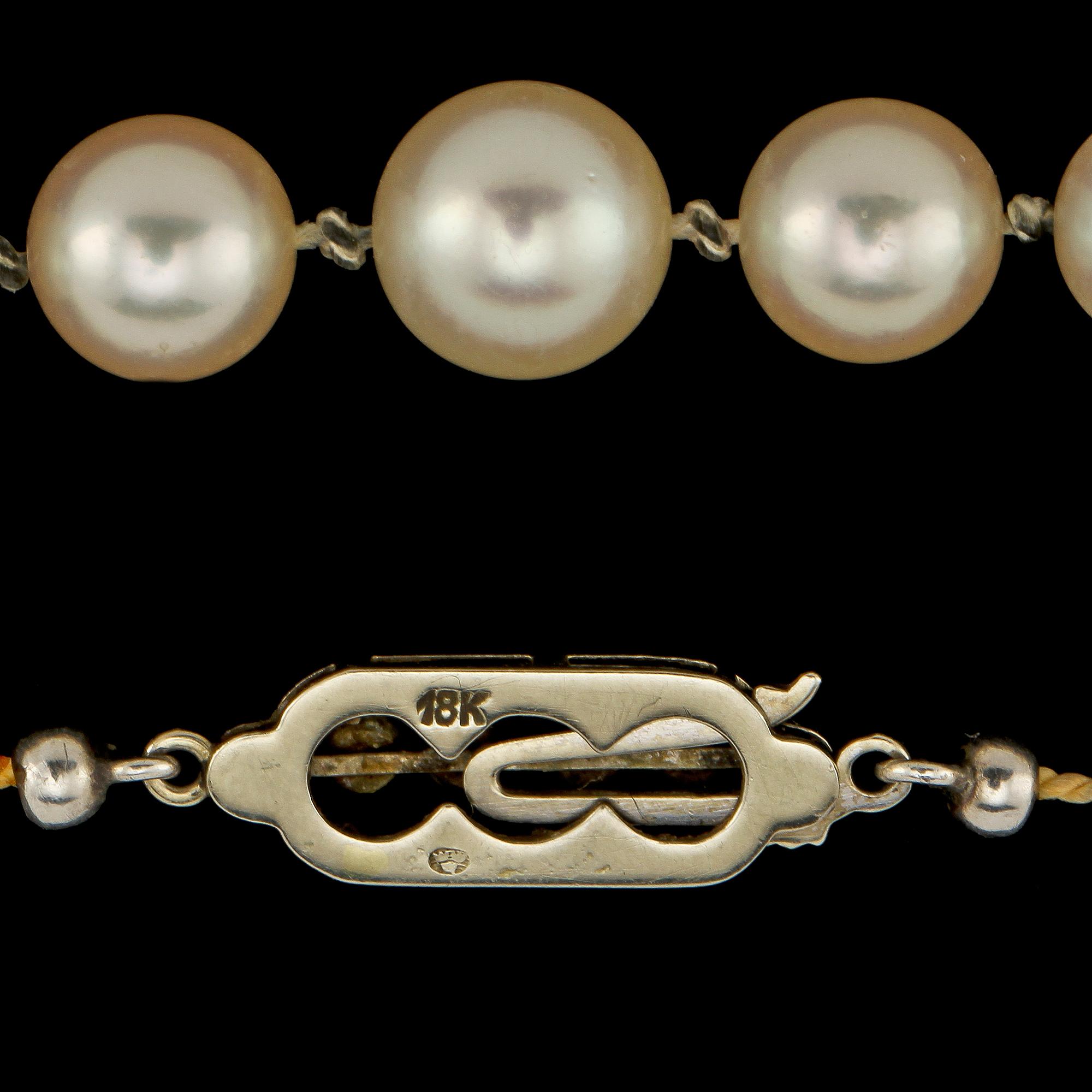 PÄRLCOLLIER, odlade pärlor med lås i 18k guld och 4 briljantslipade diamanter, tot ca 0.04 ct, 1900-talets slut.