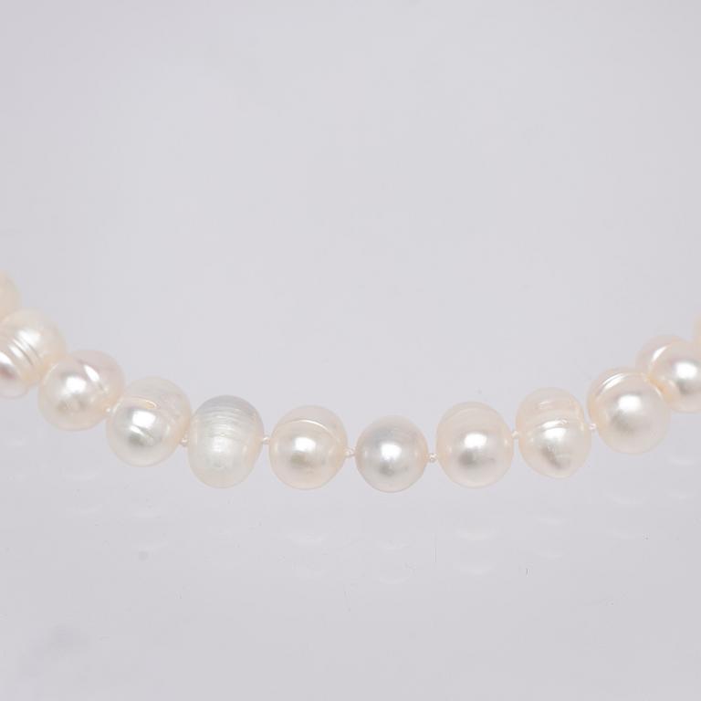 Necklace, cultured freshwater pearls and clasp 14K gold.
