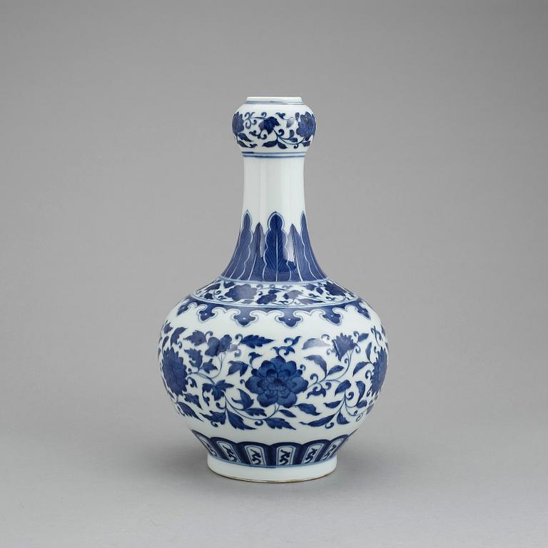 VAS / FLASKA, porslin. Kina, modern tillverkning med Qianlongs sigill.