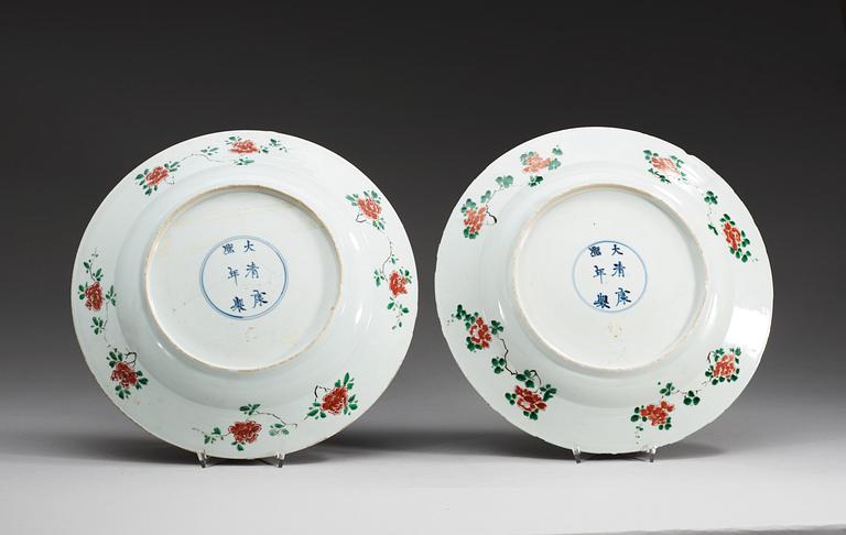 A pair of famille verte chargers, Qing dynasty, with Kangxis six character mark and period (1662-1722).