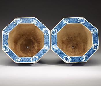 A pair of blue and white flower pots, Qing dynasty, 18th Century.