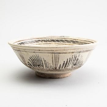 A citzhou brown and cream coloured bowl, Ming dynasty (1368-1644).