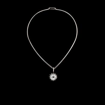 COLLIER, sterlingsilver med fasettslipad bergskristall, Bengt Hallberg, Köping, 1974. Vikt 26 g.